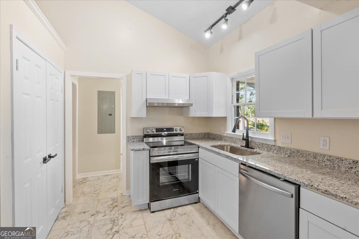 126 Waterfront Way Warner Robins, GA 31093 - Photo 38 of 60 a kitchen with stainless steel appliances granite countertop a stove a sink and a refrigerator