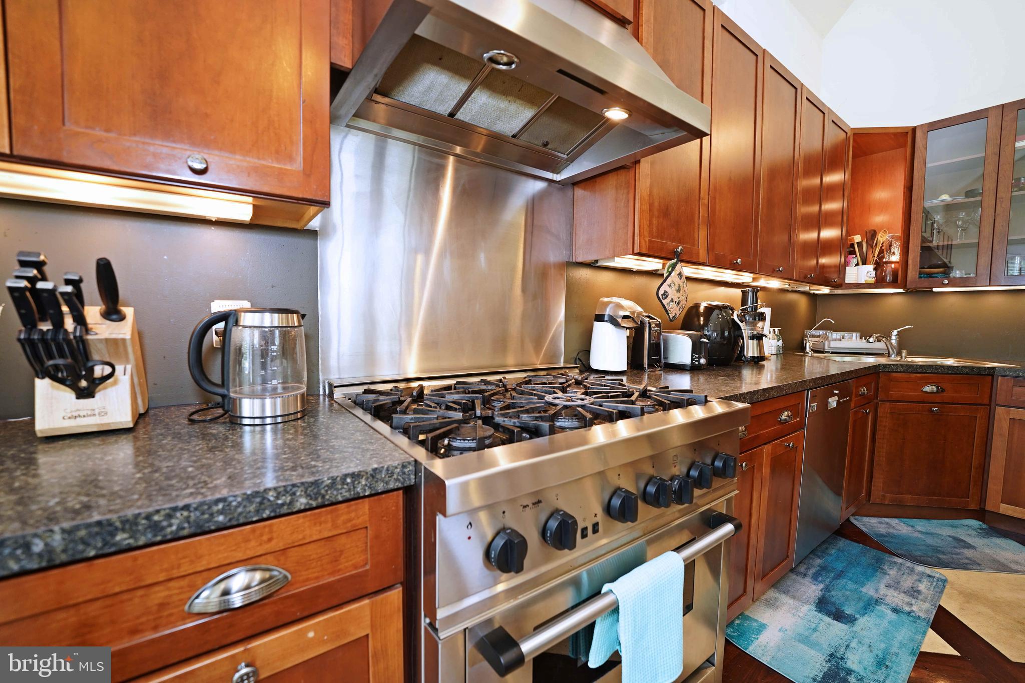 47 Diverty Road Pennington, NJ 08534 - Photo 20 of 54 Kitchen, 6 burner stove