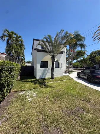 a view of a house with a backyard