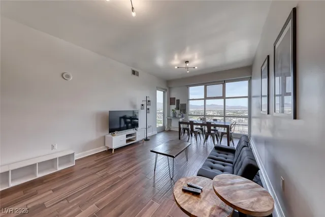 $3,400 | 150 South Las Vegas Boulevard, Unit 1803, Las Vegas, NV 89101