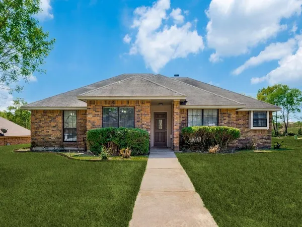 $1,950 | 1228 Cliff Trail, DeSoto, TX 75115