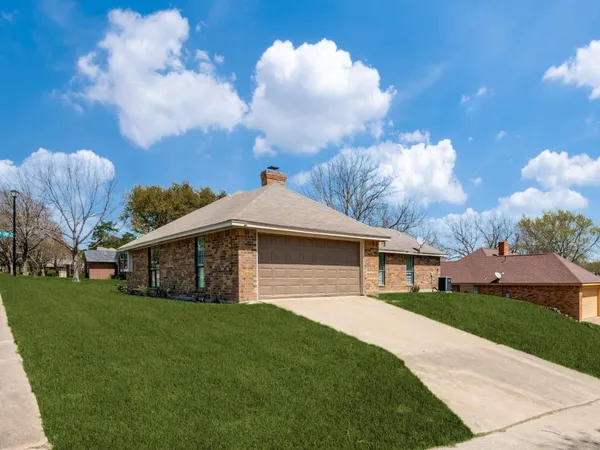 $1,950 | 1228 Cliff Trail, DeSoto, TX 75115