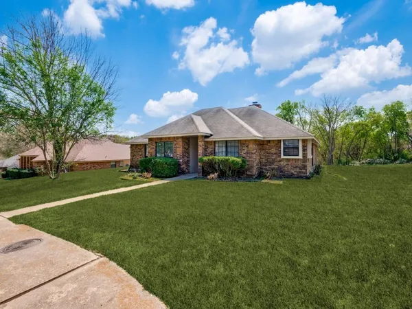 $1,950 | 1228 Cliff Trail, DeSoto, TX 75115