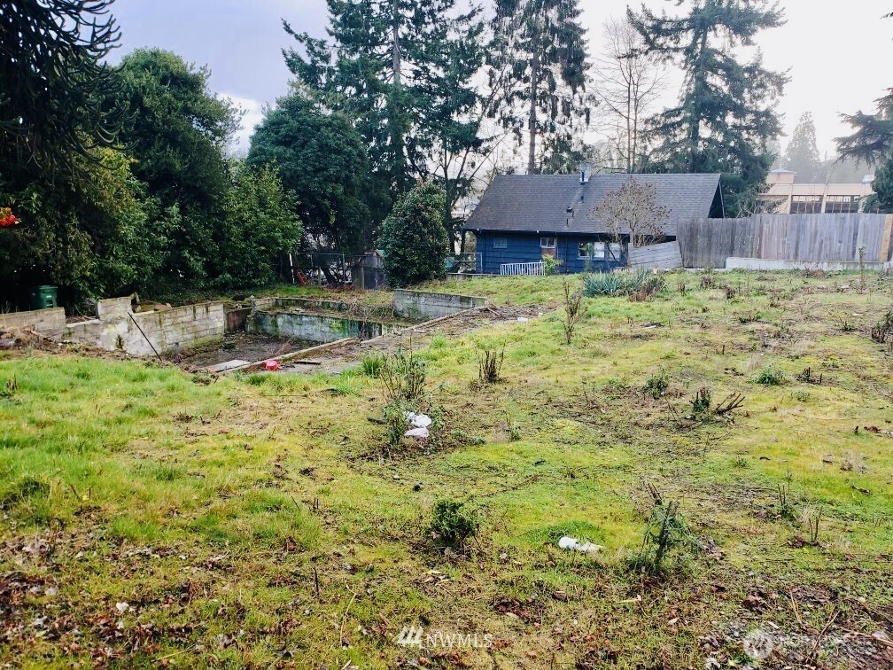 271 Hardie Avenue Northwest Renton, WA 98057 - Photo 2 of 3 a backyard of a house with table and chairs
