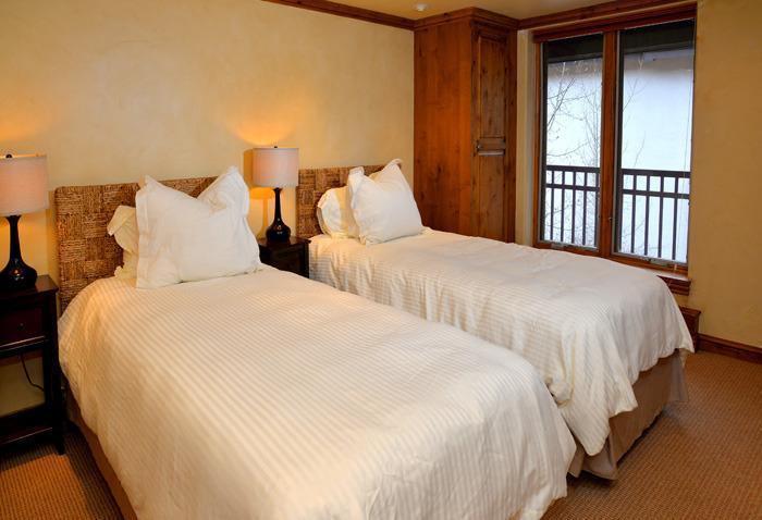 120 Willow Bridge Road, Unit 4H Vail, CO 81657 - Photo 9 of 17 Extra long twin beds in guest bedroom ar