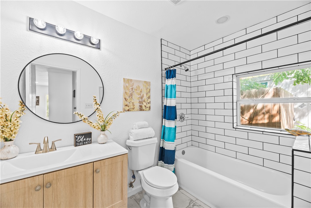 2575 San Angelo Avenue Ingleside, TX 78362 - Photo 21 of 38 a bathroom with a sink a mirror a toilet and a bathtub