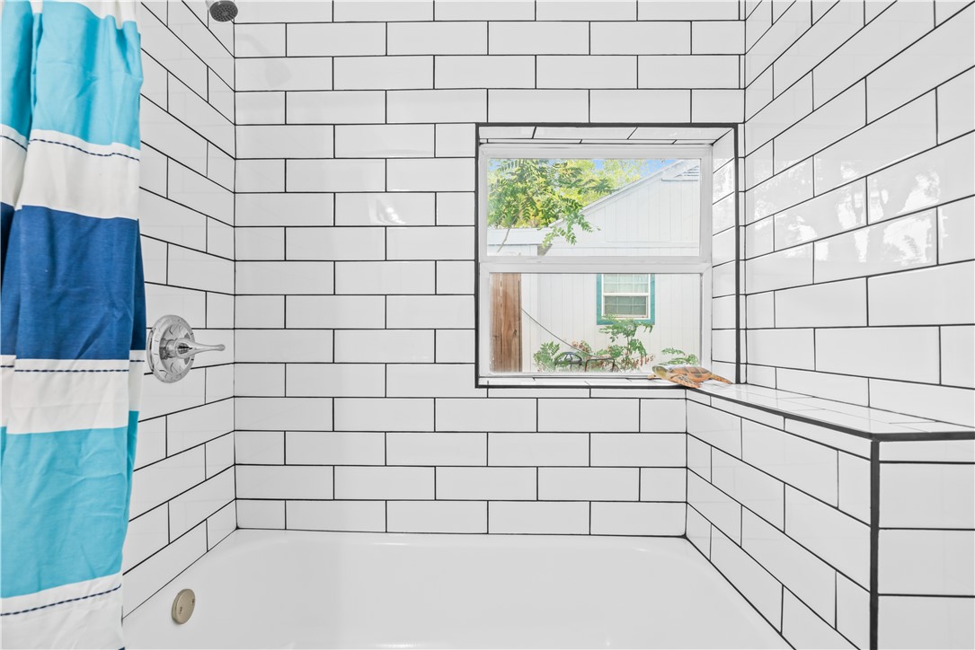 2575 San Angelo Avenue Ingleside, TX 78362 - Photo 23 of 38 a bathroom with a bathtub and window