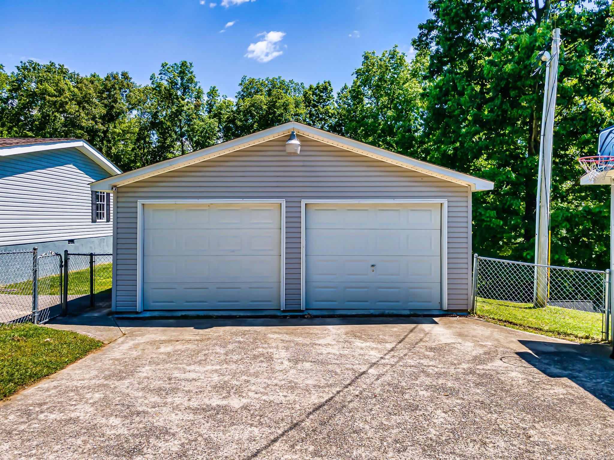 258 Clear Springs Road Harriman, TN 37748 - Photo 16 of 34 GARAGE 1