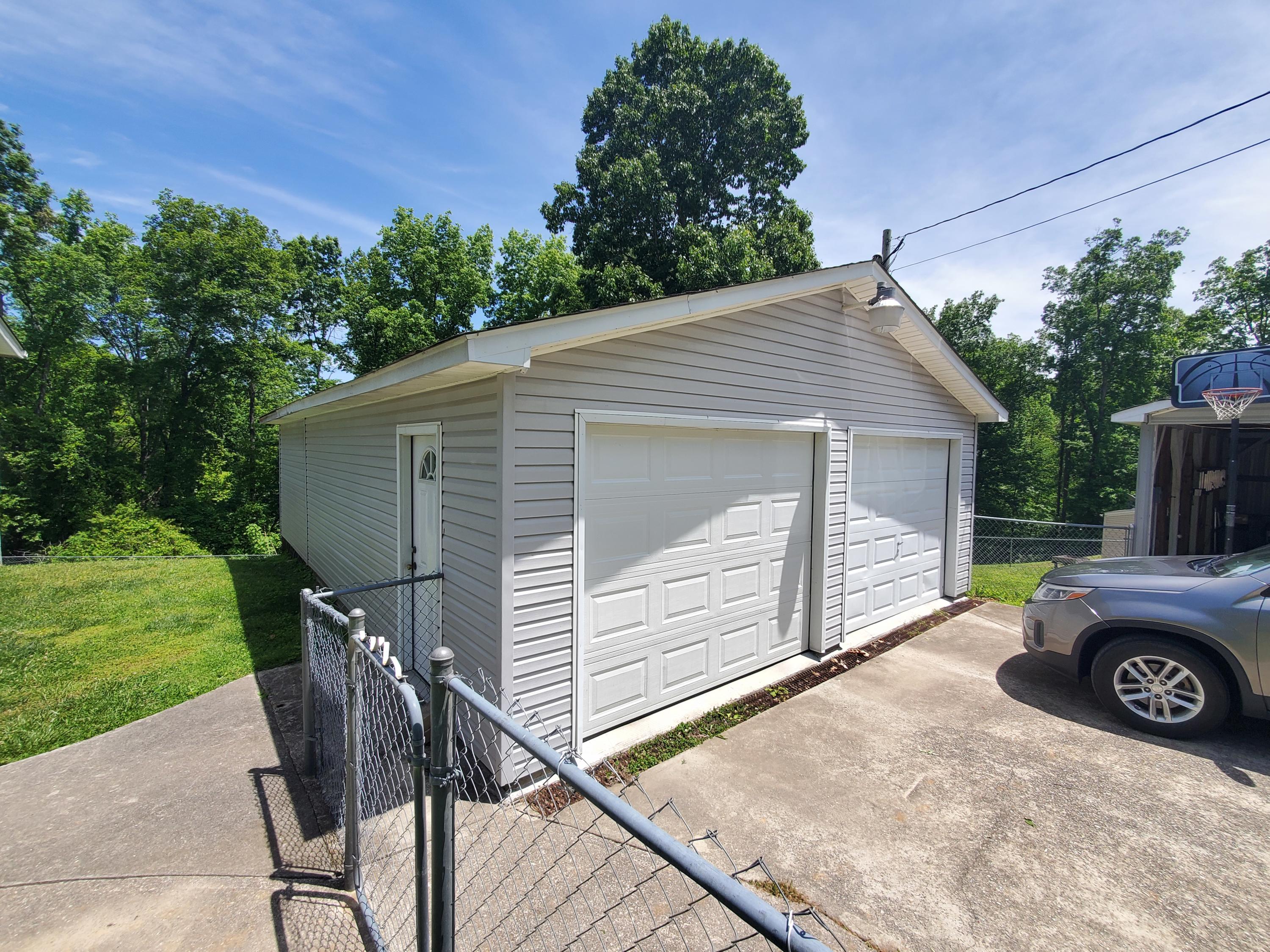 258 Clear Springs Road Harriman, TN 37748 - Photo 17 of 34 GARAGE 2