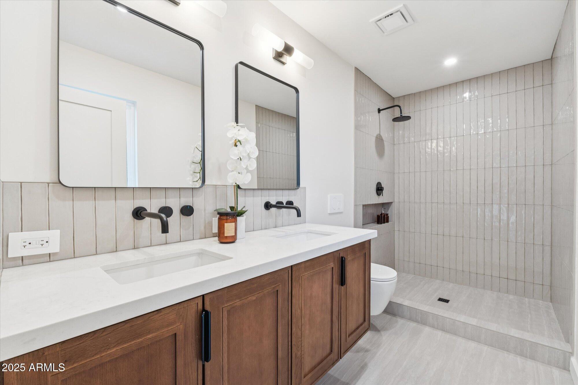 2423 East Flower Street Phoenix, AZ 85016 - Photo 6 of 15 Primary Bathroom