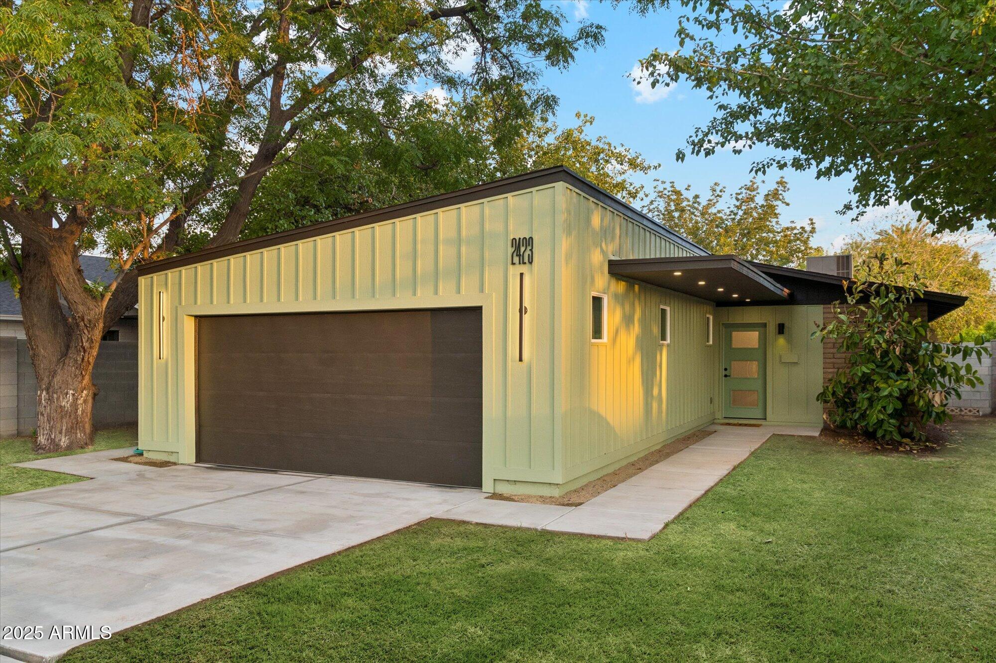 2423 East Flower Street Phoenix, AZ 85016 - Photo 10 of 15 Front yard