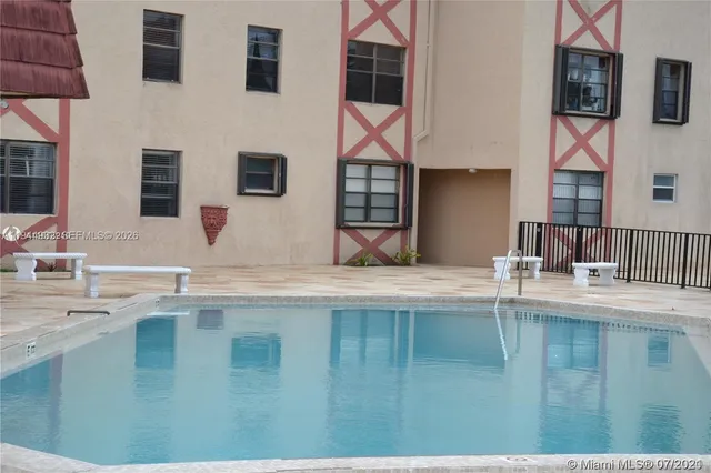 $2,000 | 1325 West 68th Street, Unit 221, Hialeah, FL 33014