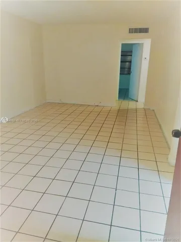 $2,000 | 1325 West 68th Street, Unit 221, Hialeah, FL 33014