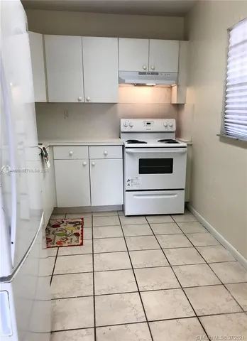 $2,000 | 1325 West 68th Street, Unit 221, Hialeah, FL 33014