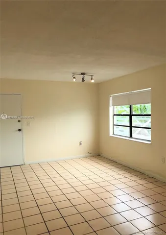 $2,000 | 1325 West 68th Street, Unit 221, Hialeah, FL 33014