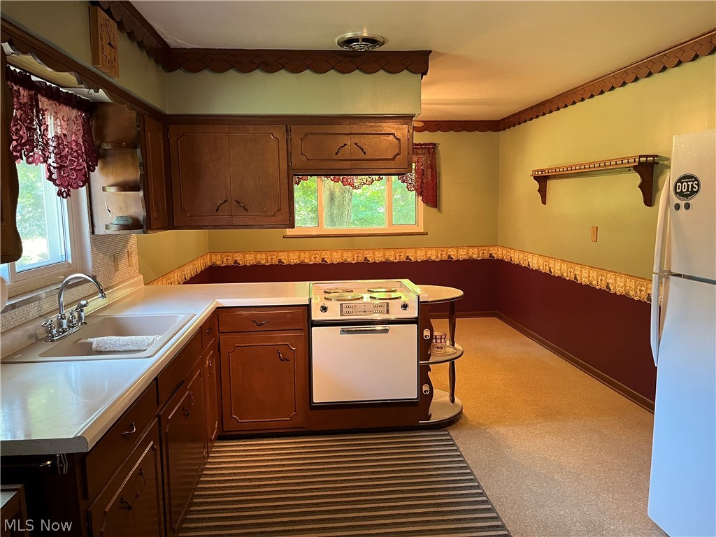 13604 Alexander Road Cleveland, OH 44125 - Photo 16 of 49 Spacious Eat-In Kitchen
