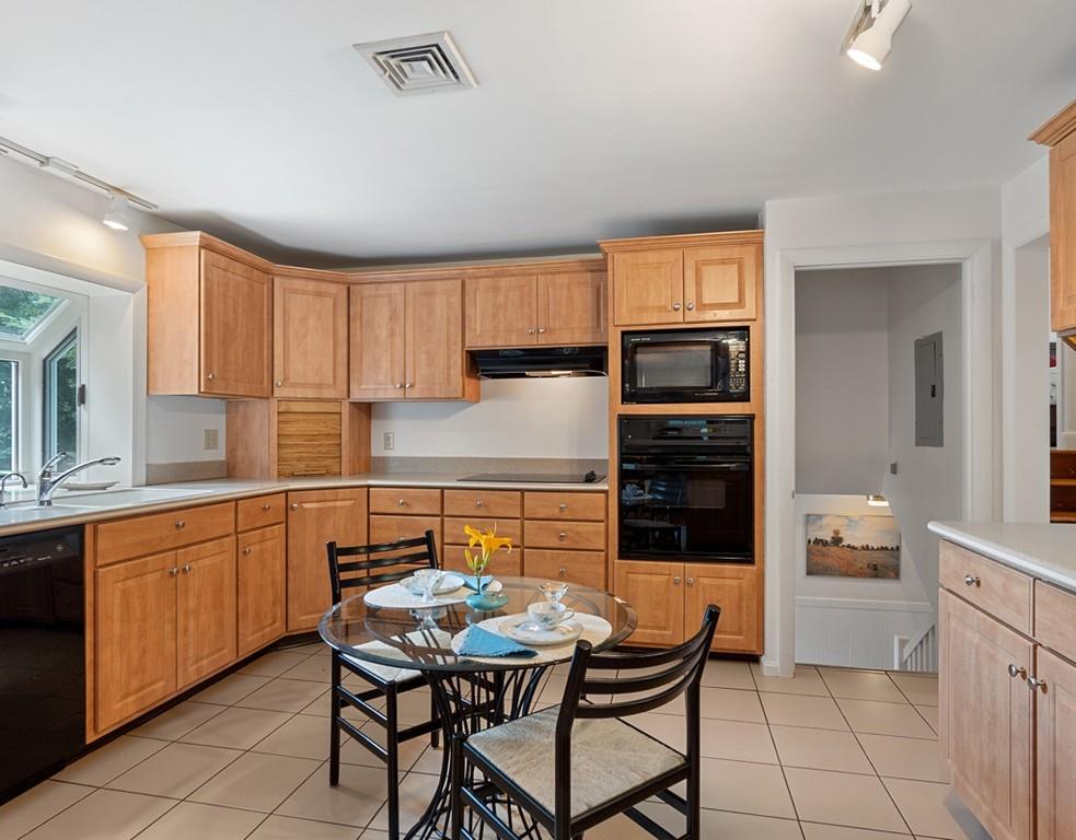 22 Lawrence Lane Lexington, MA 02421 - Photo 9 of 40