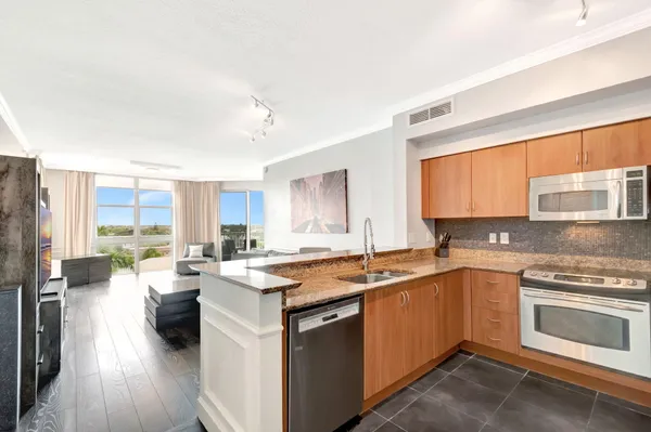 $2,695 | 804 East Windward Way, Unit 615, Lantana, FL 33462