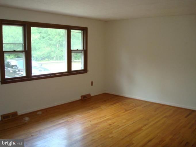 2040 Kings Landing Road Huntingtown, MD 20639 - Photo 14 of 16 Living Room