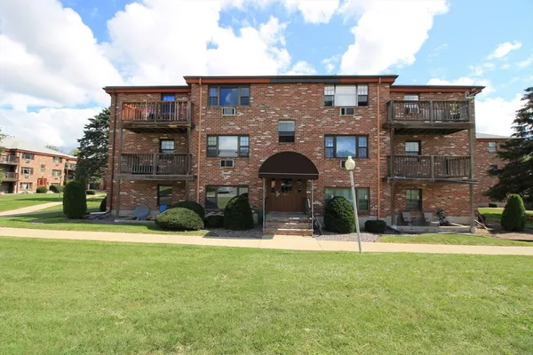 $2,050 | 16 C Mayberry Drive, Unit 12, Westborough, MA 01581