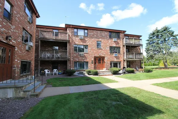 $2,050 | 16 C Mayberry Drive, Unit 12, Westborough, MA 01581