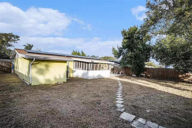 a view of a yard with a house