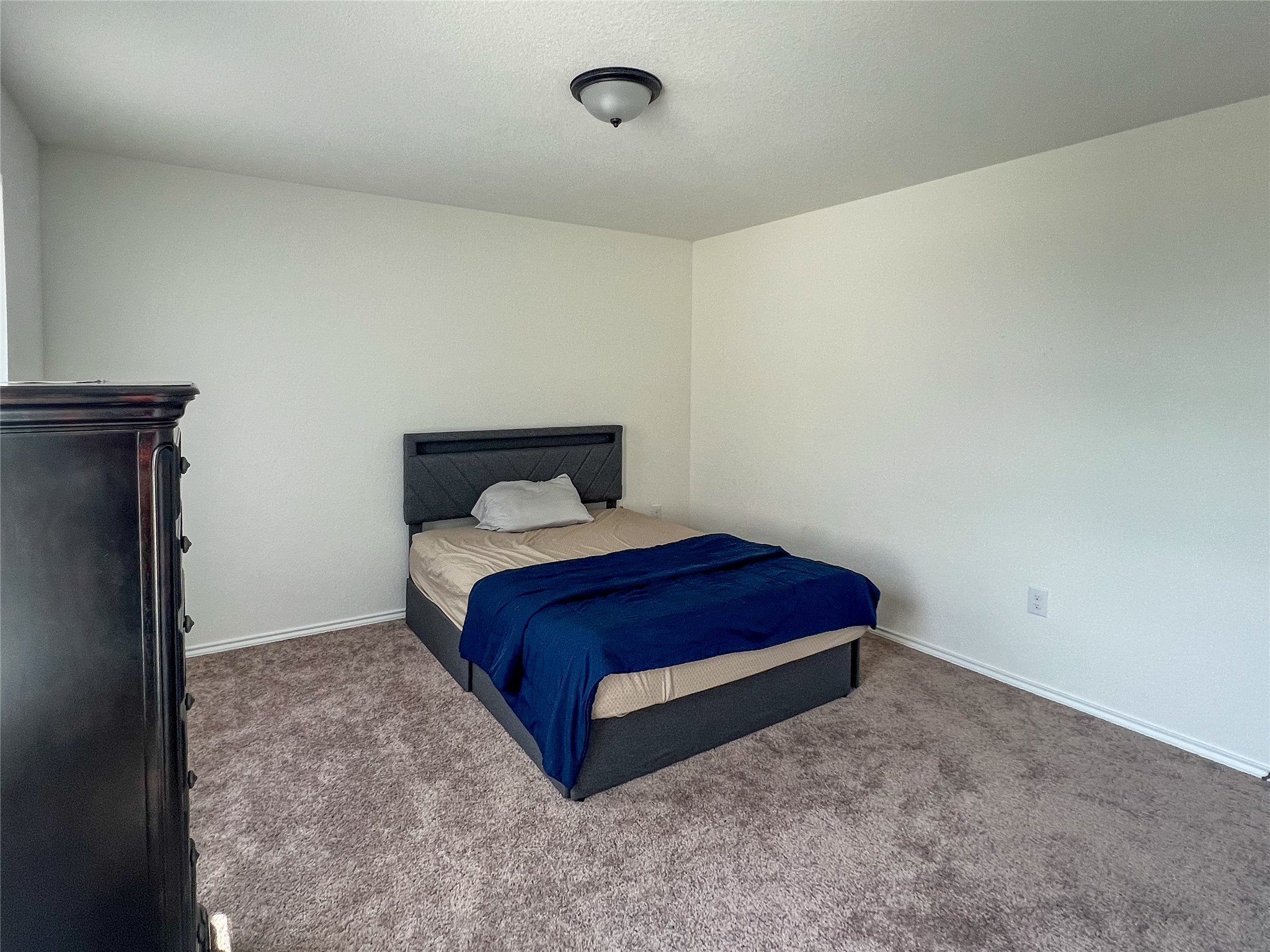 221 Summit Drive Lockhart, TX 78644 - Photo 9 of 16 a room with a bed and lamp