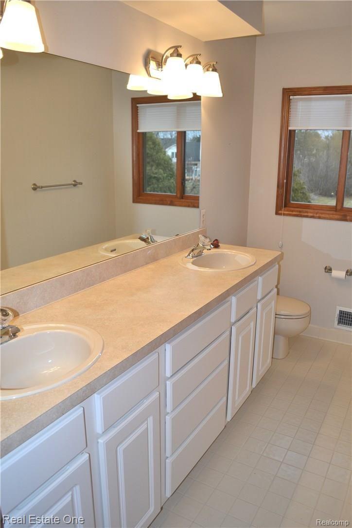 30992 Country Ridge Circle Farmington, MI 48331 - Photo 33 of 40 34.jpg