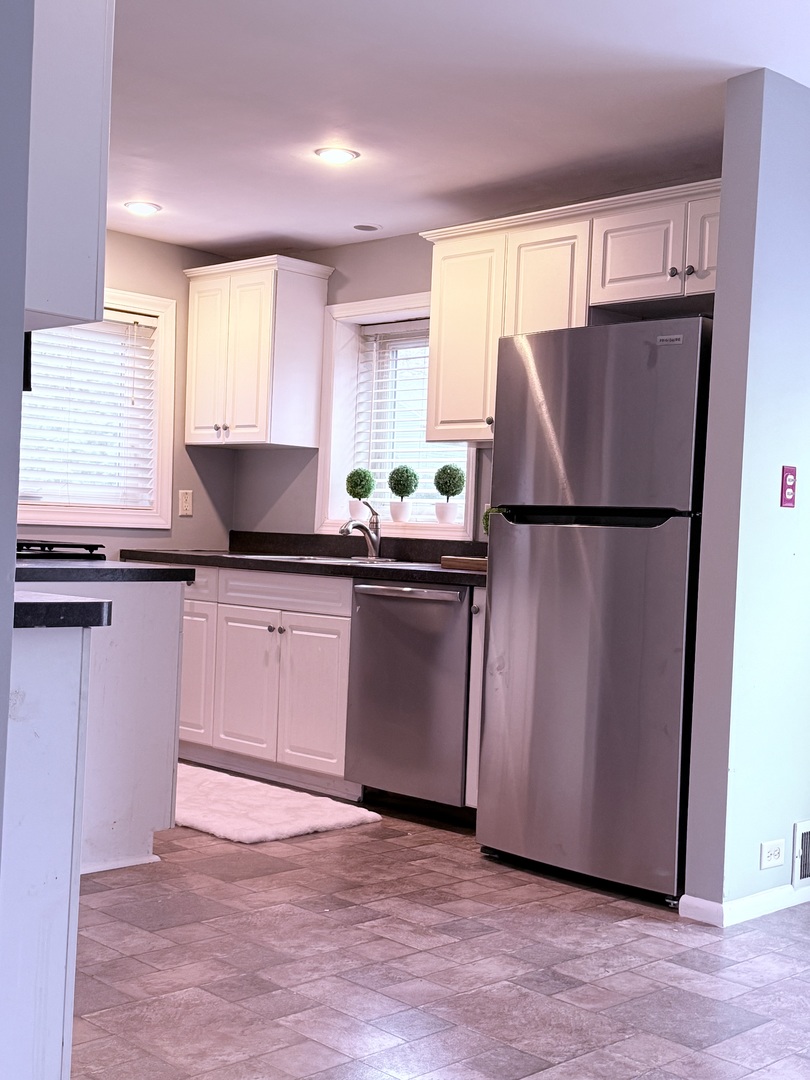 32 Dunlap Road Park Forest, IL 60466 - Photo 7 of 11 a kitchen with granite countertop a refrigerator and a sink