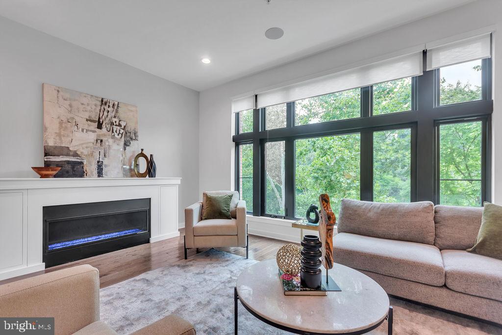 4562 Riverside Way Philadelphia, PA 19127 - Photo 10 of 42 Living room with amazing river view