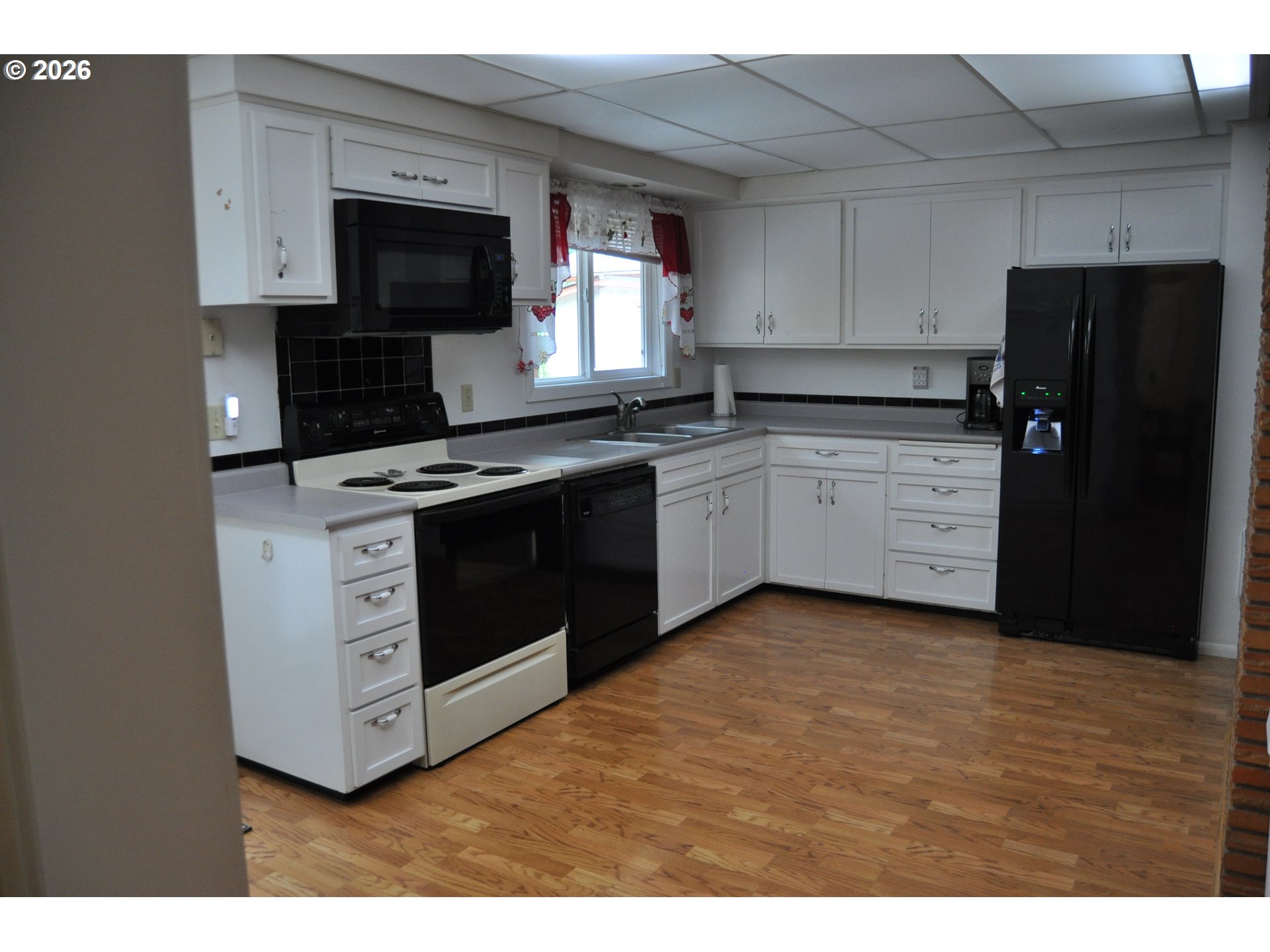 23776 Warthen Road Elmira, OR 97437 - Photo 10 of 34 Kitchen