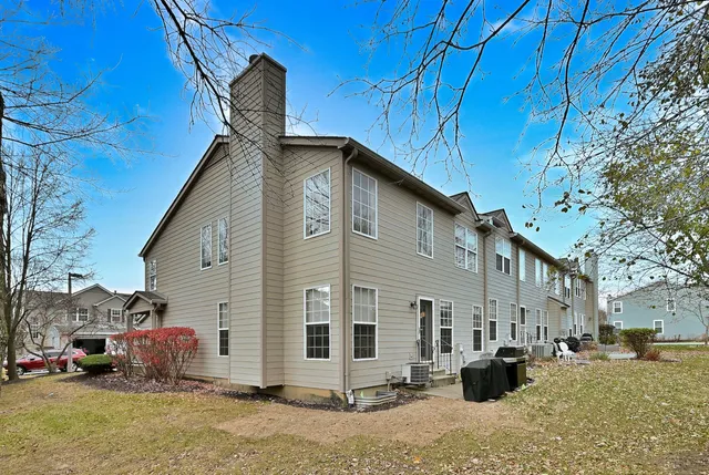 $389,000 | 3207 Foxridge Court, Woodridge, IL 60517