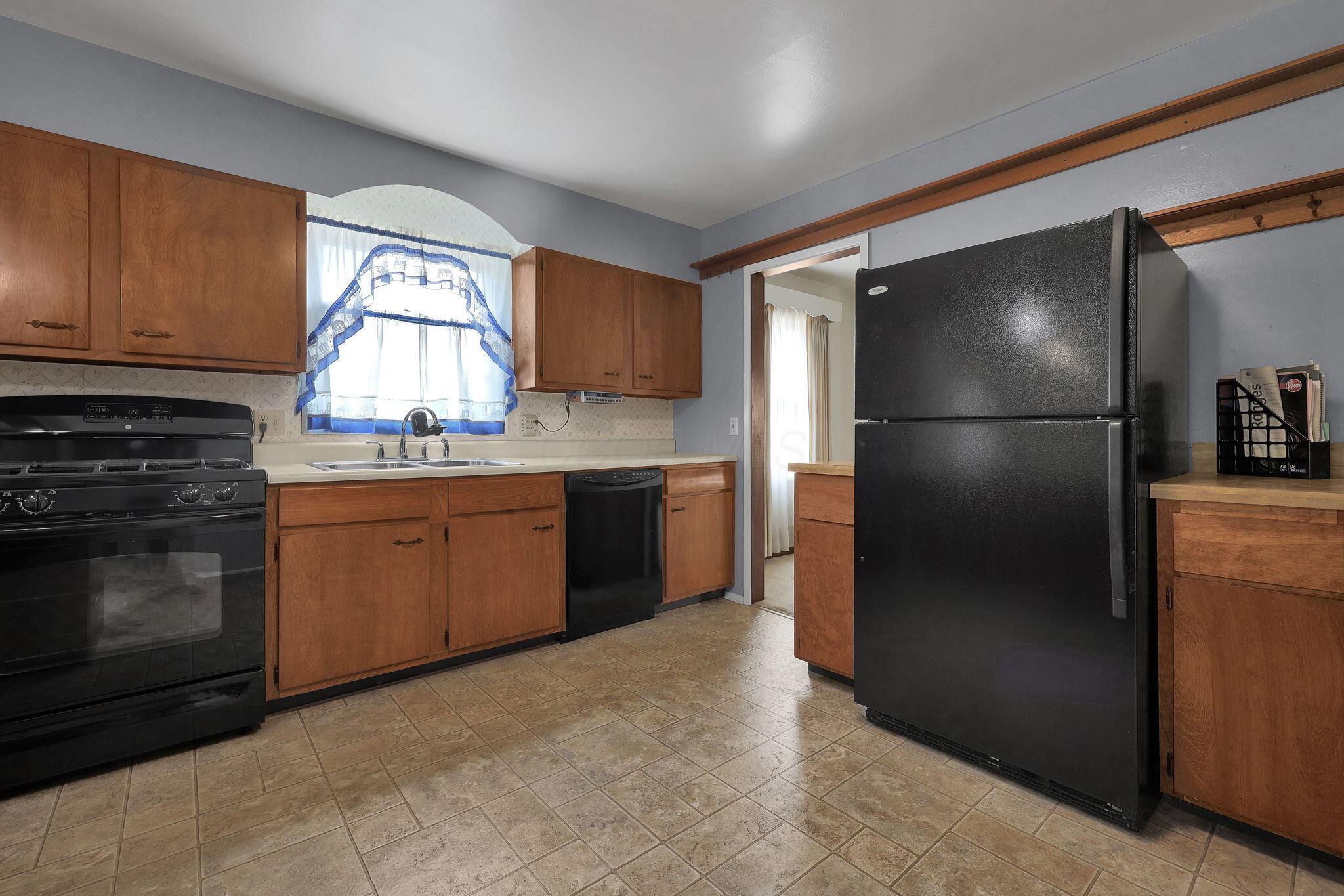 4652 Ludington Road Columbus, OH 43227 - Photo 13 of 43 Roomy Kitchen with Gas Range