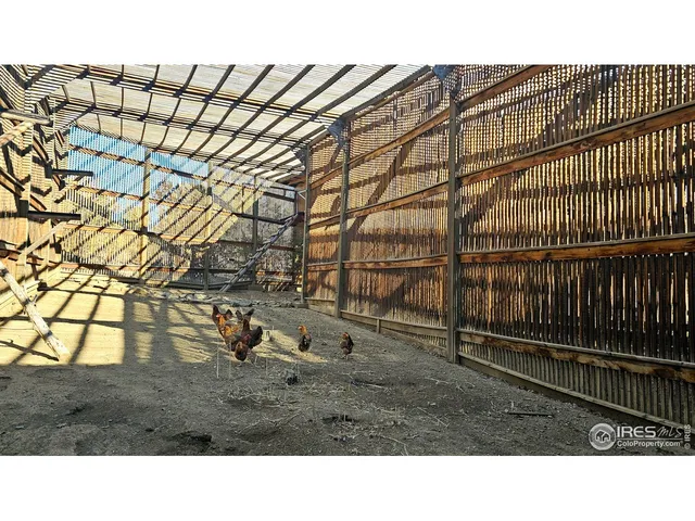 a black and white photo of a building