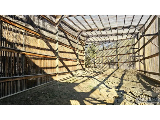 a black and white photo of a building