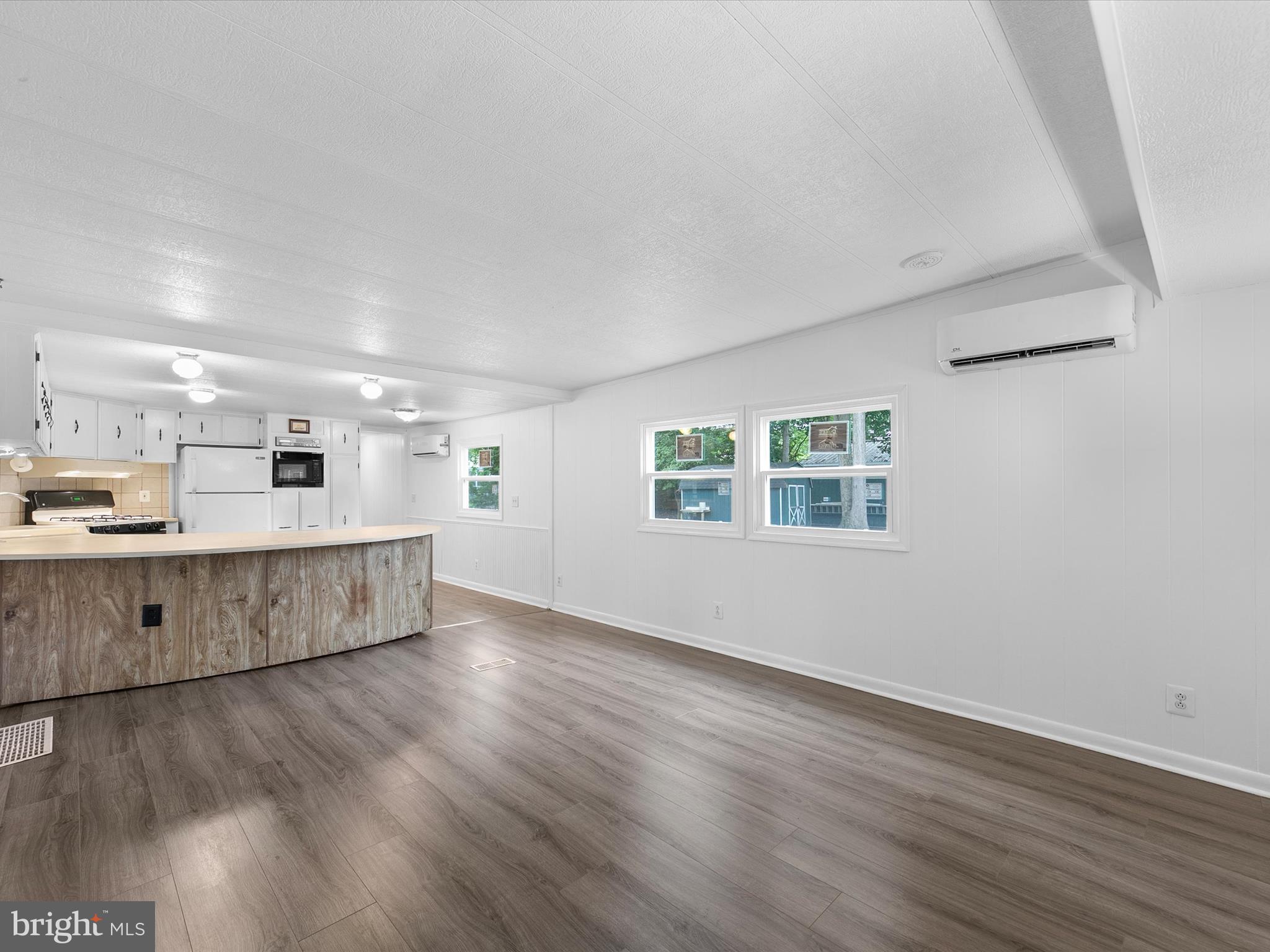37530 Oak Street Ocean View, DE 19970 - Photo 5 of 29 Living Room