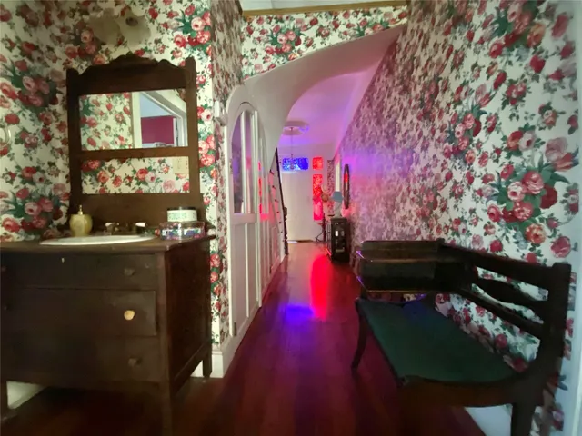 a view of entryway with a flower pot