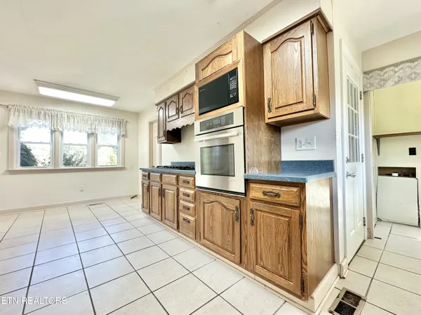 $949,900 | 407 Eagle Bend Lane, Clinton, TN 37716