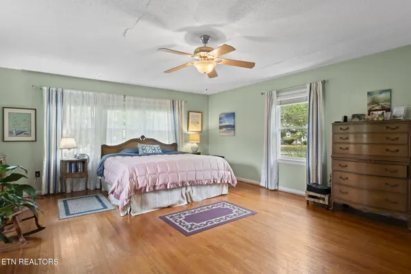 $949,900 | 407 Eagle Bend Lane, Clinton, TN 37716