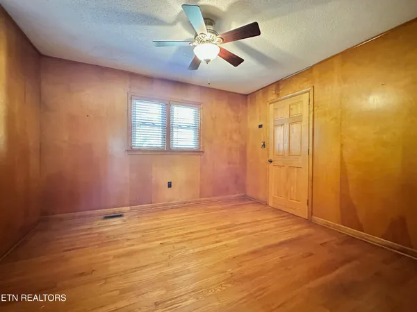 $949,900 | 407 Eagle Bend Lane, Clinton, TN 37716