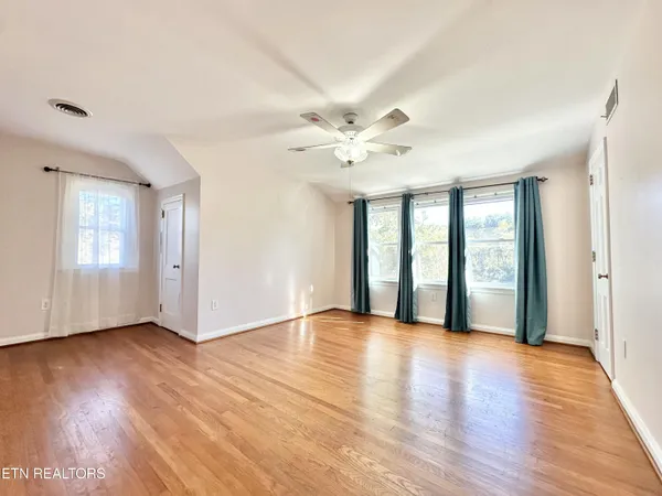 $949,900 | 407 Eagle Bend Lane, Clinton, TN 37716