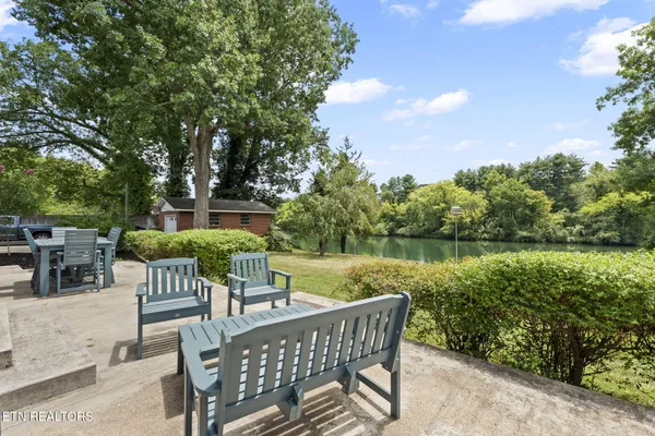 $949,900 | 407 Eagle Bend Lane, Clinton, TN 37716