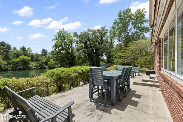 $949,900 | 407 Eagle Bend Lane, Clinton, TN 37716