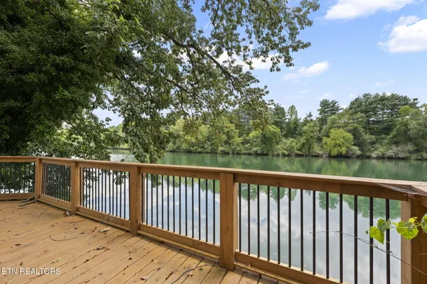 $949,900 | 407 Eagle Bend Lane, Clinton, TN 37716