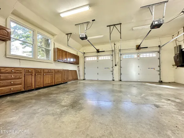 $949,900 | 407 Eagle Bend Lane, Clinton, TN 37716