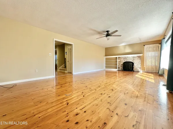 $949,900 | 407 Eagle Bend Lane, Clinton, TN 37716