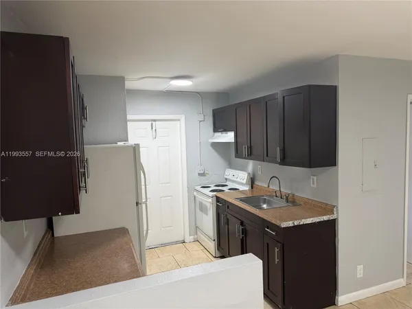 $240 | Durrs, Fort Lauderdale, FL 33311