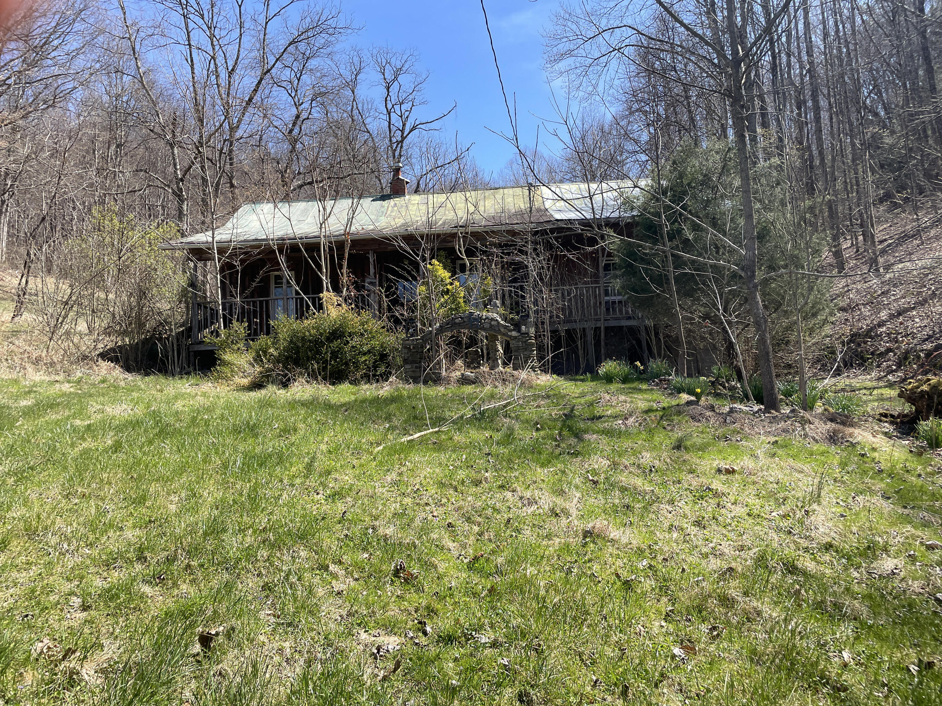 17563 Hobbs Road Bristol, VA 24202 - Photo 2 of 3 Cabin