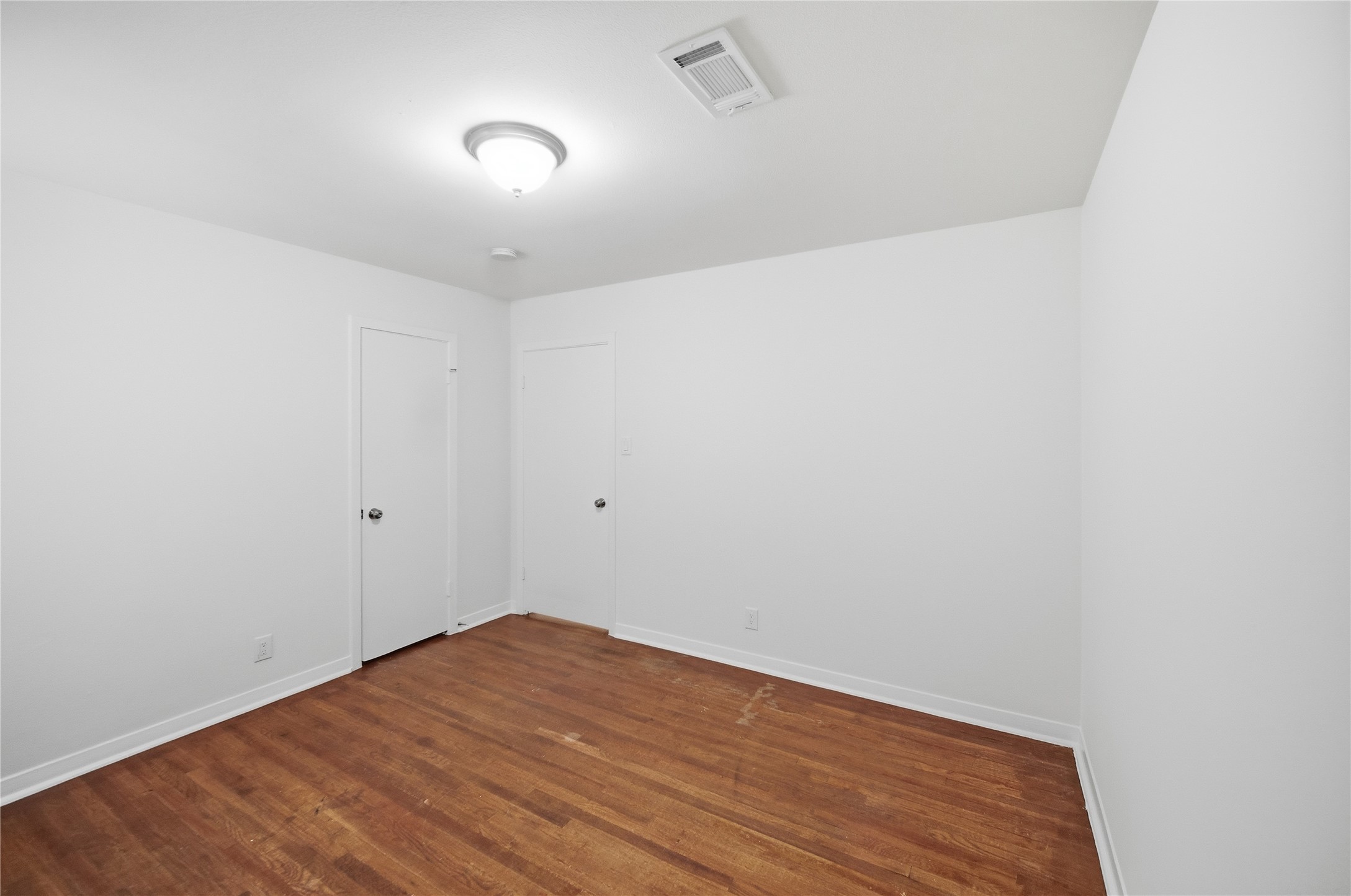 9524 Truscon Drive Houston, TX 77080 - Photo 16 of 30 The beautiful hardwood floors continue through the bedroom.