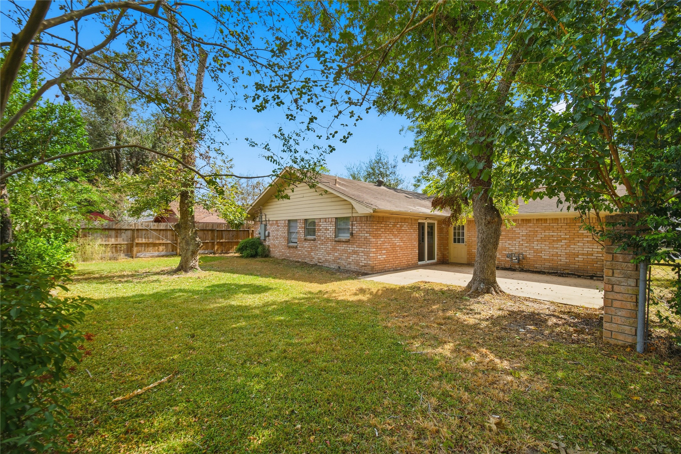 9524 Truscon Drive Houston, TX 77080 - Photo 25 of 30 Spacious back yard.